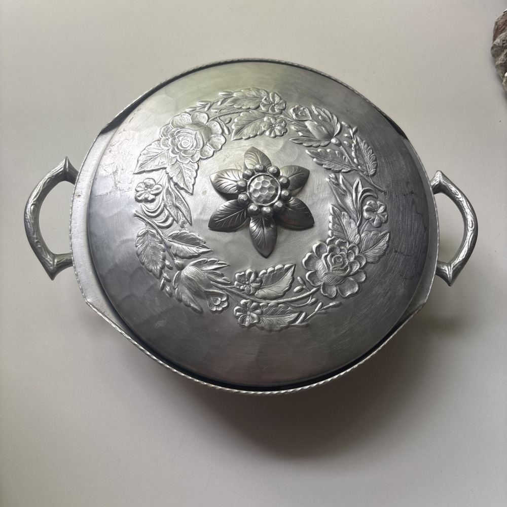 Everlast Forged Alumium Pot With Lid Hammered With Rose Detail.